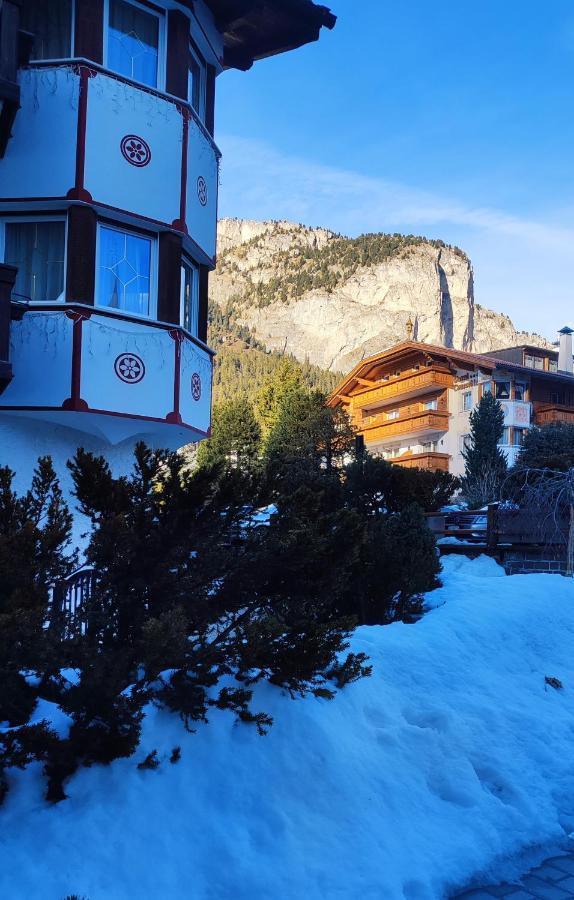Garni Hotel Rezia Selva di Val Gardena Exterior foto