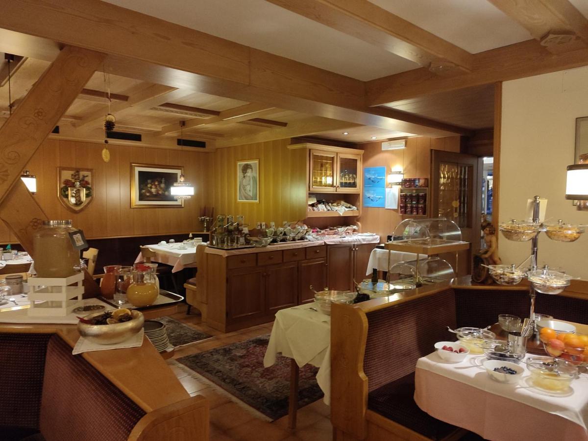 Garni Hotel Rezia Selva di Val Gardena Exterior foto