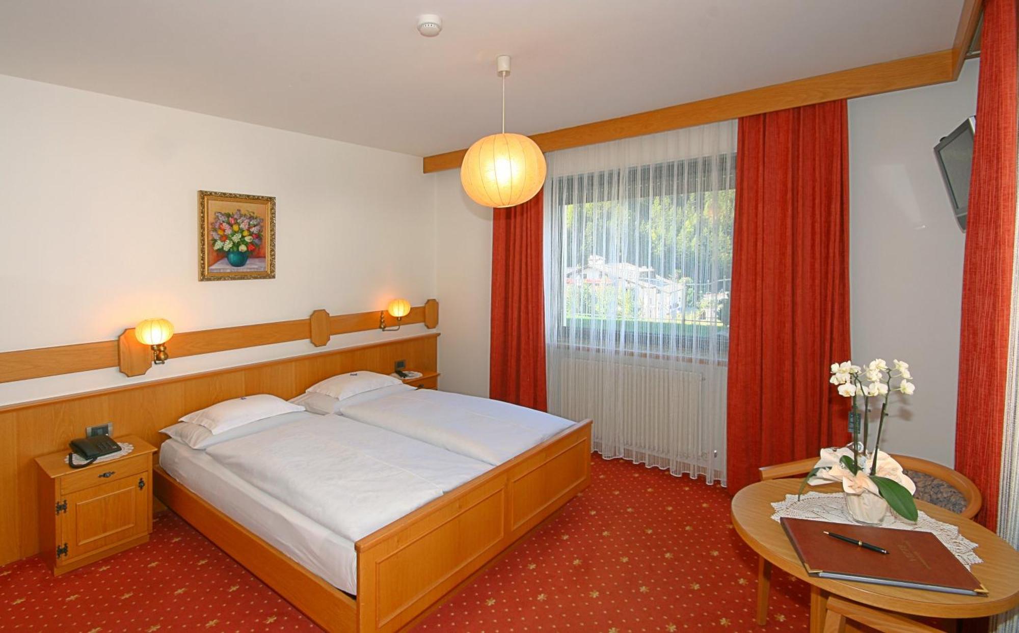 Garni Hotel Rezia Selva di Val Gardena Exterior foto