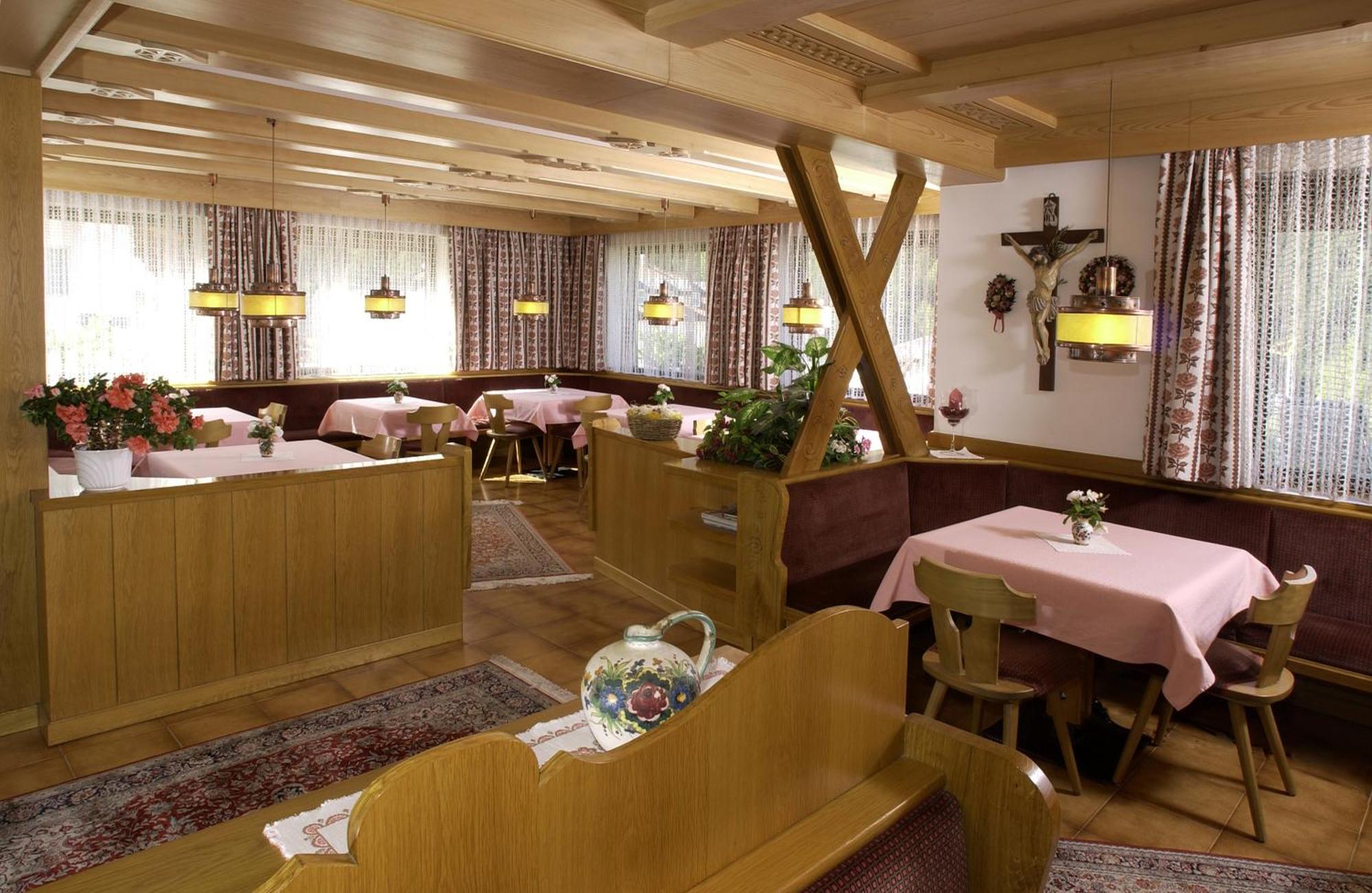 Garni Hotel Rezia Selva di Val Gardena Exterior foto