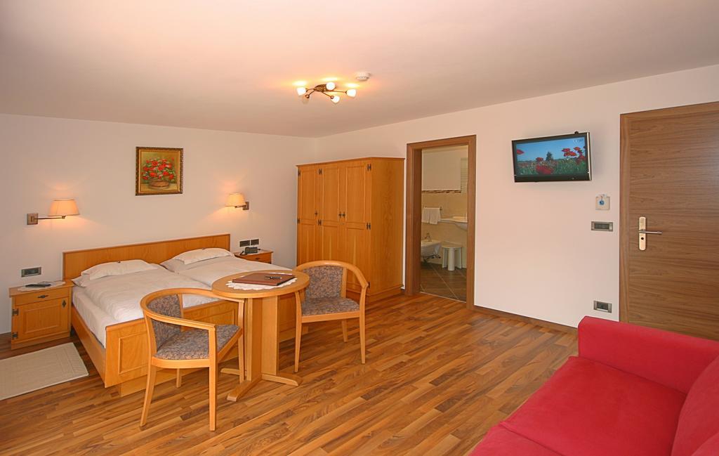 Garni Hotel Rezia Selva di Val Gardena Exterior foto