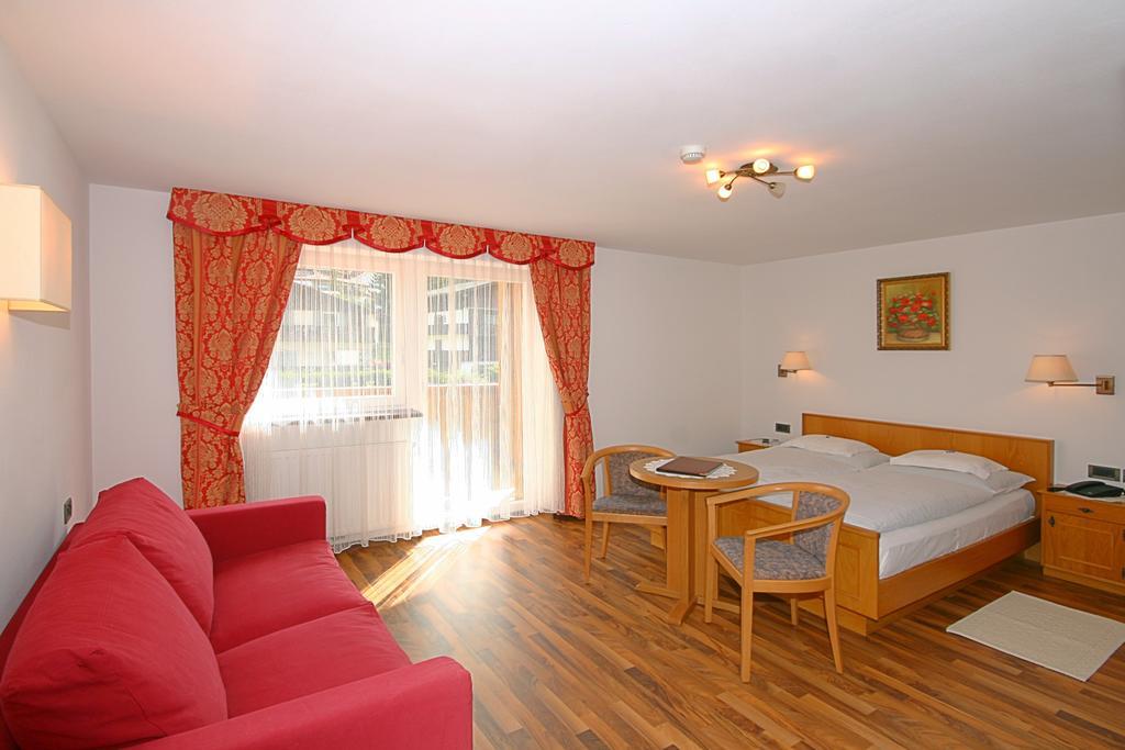 Garni Hotel Rezia Selva di Val Gardena Exterior foto